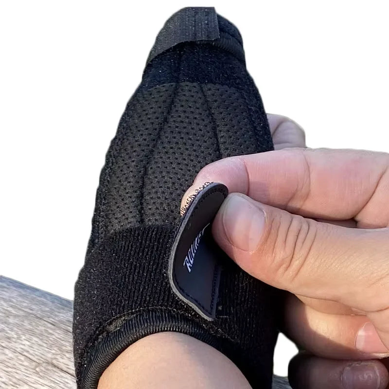 detalhe-em-close-de-uma-mao-puxando-e-fixando-a-aba-de-velcro-da-munhequeira-flexprotect