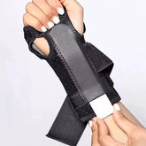 detalhe-em-close-da-palma-da-mao-com-a-munhequeira-destacando-o-suporte-anatomico-reforcado