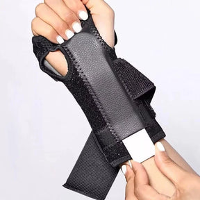 detalhe-em-close-da-palma-da-mao-com-a-munhequeira-destacando-o-suporte-anatomico-reforcado