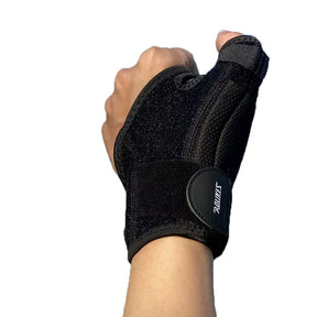 munhequeira-ortopedica-para-polegar-com-tala-flexprotect-em-tecido-preto-ajustavel-vestida-na-mao