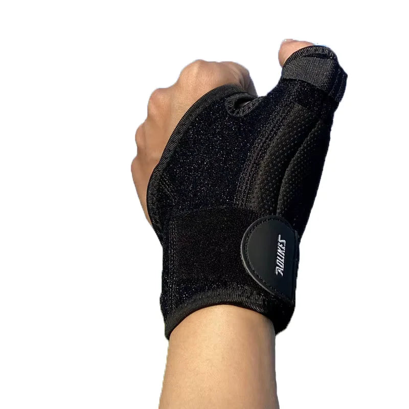 munhequeira-ortopedica-para-polegar-com-tala-flexprotect-em-tecido-preto-ajustavel-vestida-na-mao