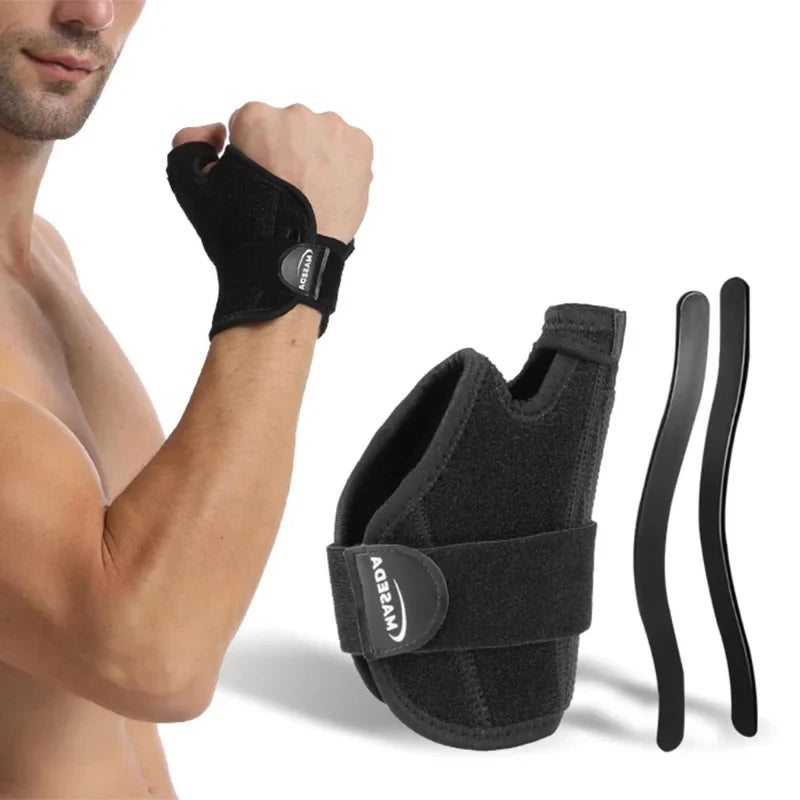 braco-masculino-flexionado-exibindo-a-munhequeira-no-pulso-ao-lado-do-produto-desmontado-com-suas-telas-laterais