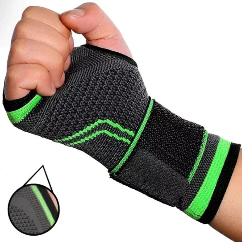 mao-fechada-de-perfil-usando-a-munhequeira-com-tira-de-velcro-ajustavel-e-detalhe-circular-abaixo