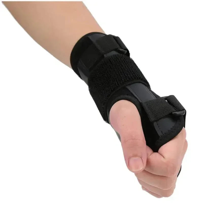 munhequeira-ortopedica-para-tendinite-lesoes-no-punho-protectpro-preta-vestida-no-braco-e-mao