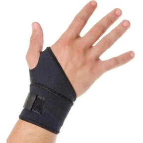 munhequeira-ortopedica-para-alivio-da-dor-e-lesoes-icomfort-em-neoprene-preto-vestida-na-mao-aberta