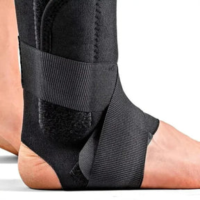 detalhe-da-tornozeleira-estabilizadora-prosecure-focando-na-regiao-do-calcanhar-e-fechamento-em-velcro