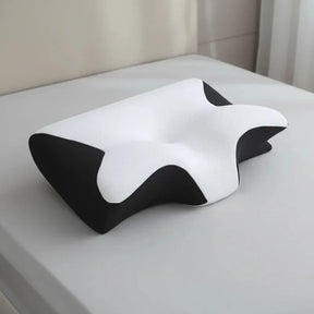 travesseiro-ortopedico-nuvemrelax-posicionado-sobre-uma-cama-com-lencol-cinza