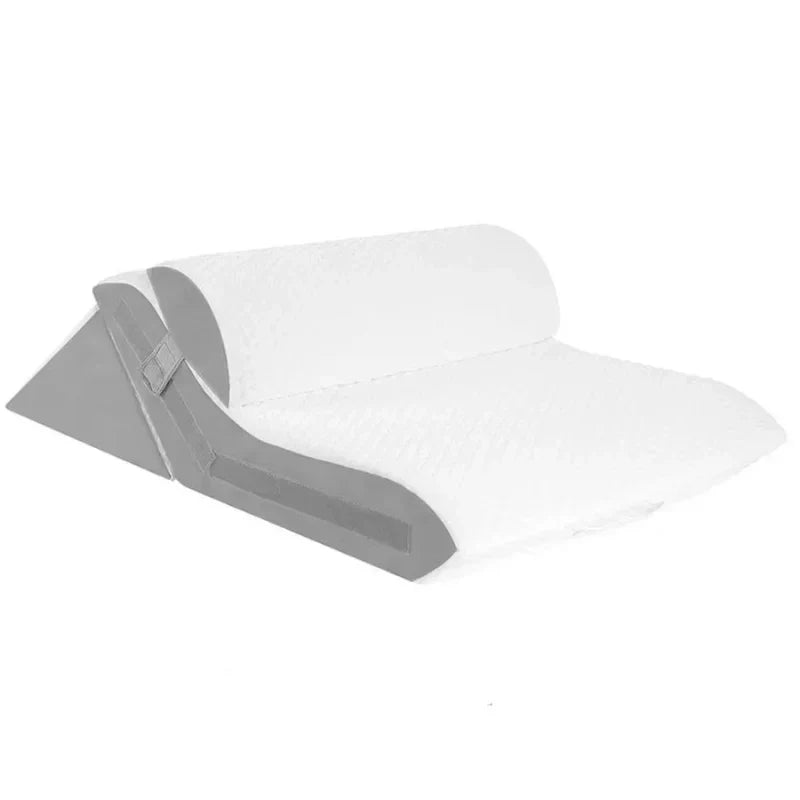 travesseiro-ortopedico-anti-refluxo-em-formato-de-cunha-triangular-nas-cores-branco-e-cinza-isolado-em-fundo-branco