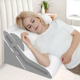 mulher-sorridente-sentada-na-cama-recostada-de-forma-confortavel-no-travesseiro-de-cunha-triangular-para-ler-ou-descansar
