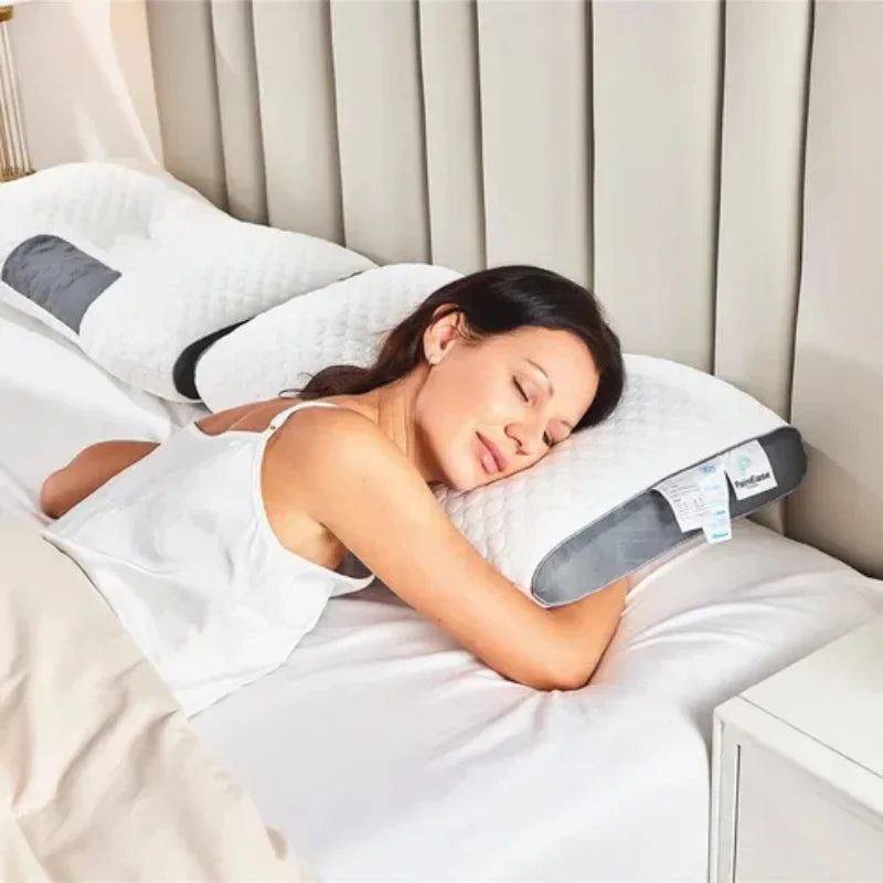 mulher-deitada-de-lado-na-cama-dormindo-confortavelmente-com-o-pescoço-apoiado-no-travesseiro-ortopedico